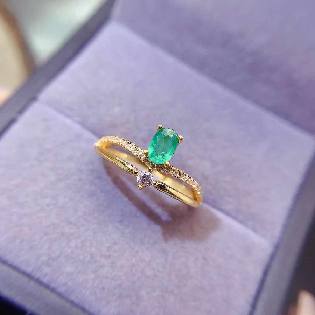 Emerald ring demonstrating brilliant sparkle